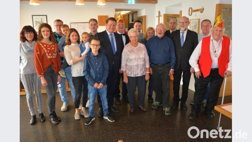 Zahlreiche Gratulanten empfing Reinhard Nerlich (Fünfter von rechts) am Samstag zu seinem 80. Geburtstag im Café des Mehrgenerationenhauses. Mit dabei waren neben Frau Barbara (vorne, Mitte) und der übrigen Familie auch Zweiter Bürgermeister Stefan Grillmeier, Pfarrer Martin Schlenk sowie Vertreter der Faschingsvereinigung und des Roten Kreuzes. Bild: jr