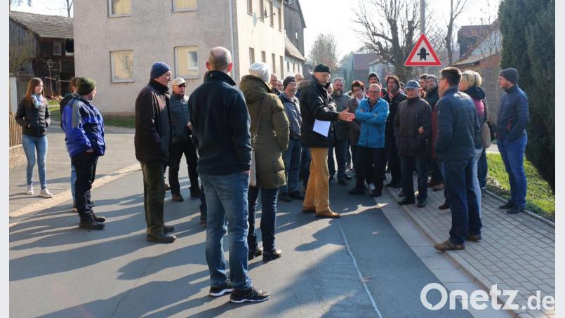 Wie man den Gehsteig verlängern könnte, diskutierten die Teilnehmer der Begehung mit Landschaftsarchitekt Emil Lehner in Löschwitz. Bild: rpp
