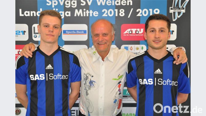 Niklas Lang (links) und Moritz Zeitler bleiben zur Freude von Teammanager Hannes Beer bei der SpVgg SV Weiden. Bild: exb