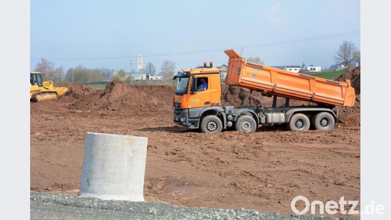 Die Bauarbeiten am neuen Sportpark in Pirk sind bereits in vollem Gange. Bis Ende April sollen hier noch weitere Erdbauarbeiten vorgenommen werden. Bild: Gabi Schönberger