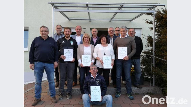 Geehrte (von links): Johann Weigl, das neue Ehrenmitglied Karlheinz Meier, Andre Nimsch, Roland Strehl, Kerstin Gmeiner, Thomas Birner (unten Mitte), Willibald Baumer, Anneliese Schmalzl, Alwin Gutwein, Wolfgang Meier, Martin Belmer und Franz Kölbl. Bild: SV Köfering