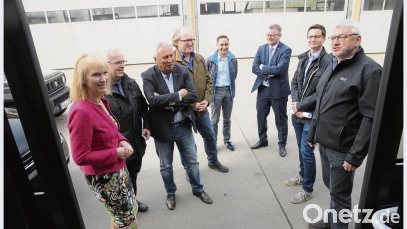 „Der ist doch noch völlig ok“, meinten die SPD-Kreisräte kopfschüttelnd, als ihnen die Unternehmer einen zwölf Jahre alten Bus vorstellten, der jetzt laut Vorschrift nicht mehr fahren darf. Bild: ge