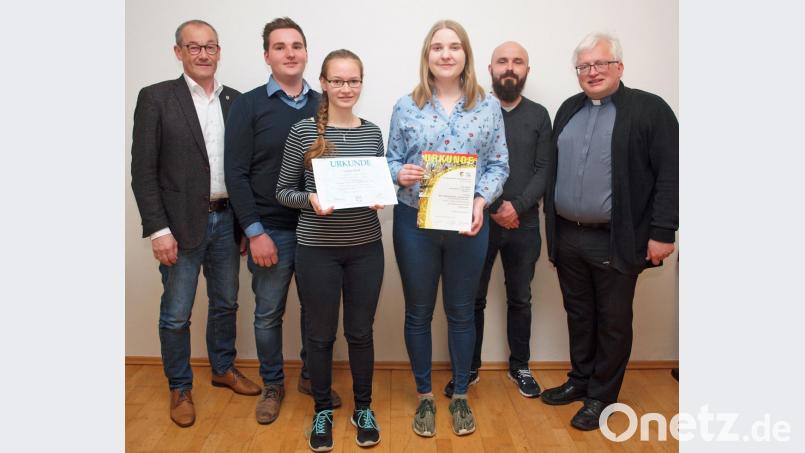 Pfarrer Gottfried Schubach, Dirigent Miroslaw Zgrzendek (von rechts) Bürgermeister Erwin Geitner und Vorsitzender Sebastian Zapf gratulierten Sophie Rüth „der besten Trompeterin in Bayern Jahrgang 2000/2001“ und Lea Gauer (von links), die am Saxophon mit 91 Punkten die Blaskapelle St. Georg beim Bezirksentscheid im Solo-Wettbewerb „Concertino“ in Sulzbach-Rosenberg mit ausgezeichnetem Erfolg repräsentierte. Bild: sön