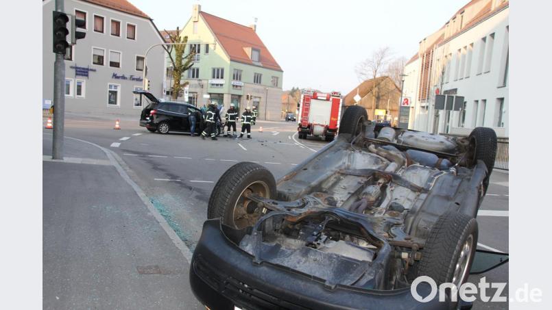 Der Audi A 3 wurde durch den Aufprall umgeworfen worden und blieb auf dem Dach liegen. Die Unfallbeteiligten sind leicht verletzt. Bild: frd
