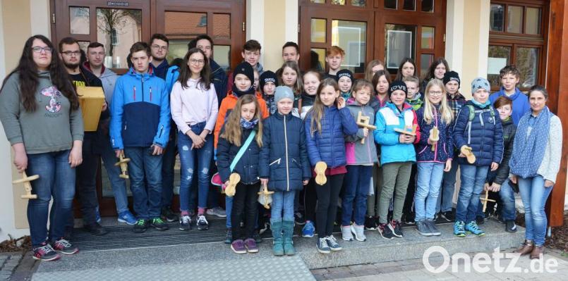 Die Ministranten der Pfarrgemeinde Mariä Himmelfahrt erhalten am Karsamstag ihren &quot;Lohn&quot;. Bild: ü