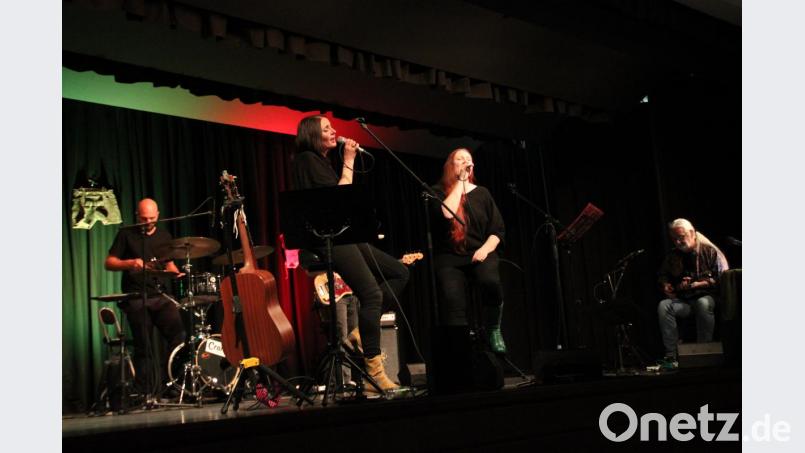 Eine Lederhose ließen die Raith-Schwestern Susanne und Tanja (von links) auspacken und die Erlebnisse ihres Trägers erzählen. Die amüsante Geschichte garnierten sie mit Hits der Flippers und Jodlern. Bild: prh