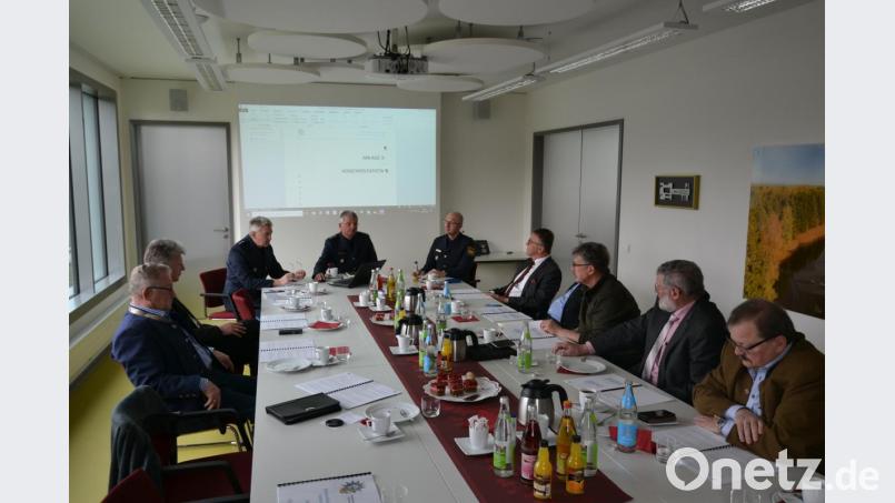 Beim Sicherheitsgespräch informierten (hinten, von links) Verkehrssachbearbeiter Hubert Bauer, PI-Chef Werner Schönfelder und Stellvertreter Thomas Dietrich die Bürgermeister über die Kriminalitäts- und Verkehrslage 2018. Bild: rti
