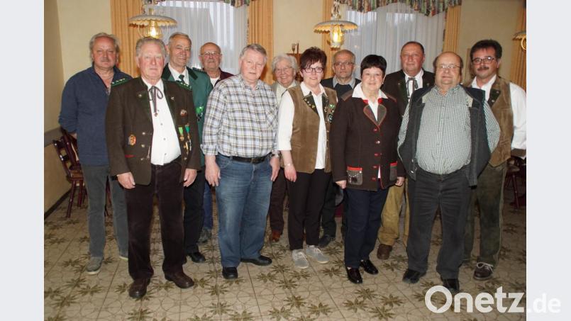 Die neu gewählte Vorstandschaft von &quot;Einheit-Weiding&quot; mit 1. Schützenmeister Horst Fettke (Zweiter von links), seinem Stellvertreter Willibald Weber (Dritter von rechts). Allen dankte Gauschützenmeister Manfred Muck (Dritter von links) für ihr Engagement im Schützenwesen. Bild: mmj