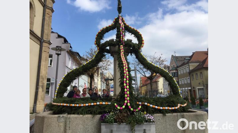 Eine gelungene Gemeinschaftsaktion war auch in diesem Jahr wieder das Schmücken des Osterbrunnens. Bild: jzk