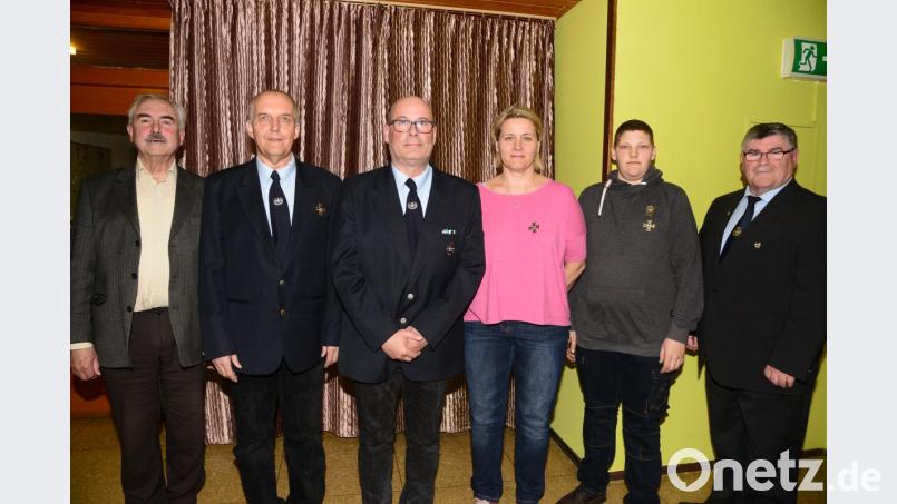 Bürgermeister Dr. Karl-Heinz Preißer (links) und Kreisvorsitzender Heinrich Scheidler (rechts) freuen sich über die Bereitschaft von Robert Thoma, Michael Liedtke und Sabine Meißner, wieder für die Soldaten- und Reservistenkameradschaft tätig zu sein. Wiedergewählt auch Sven Thoma als Fähnrich. Bild: bey