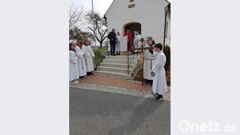 Pater Samuel Patton auf den Stufen der Kapelle Bild: hzi