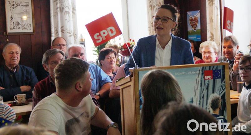 Staatsministerin im Auswärtigen Amt, Michelle Müntefering, stellte die Grundziele der SPD dar und ging auf die Europapolitik ein. Bild: weu