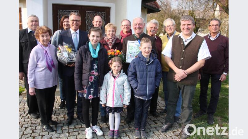 Der ehemalige Stadtrat Herbert Konrad (mitte) feierte seinen 70. Geburtstag. Dazu gratulierten seine Ehefrau Resi (links neben ihm) seine Kinder und seine Enkelkinder (vorne). Glückwünsche kamen auch von den vielen Vereinen, in den er ehrenamtlich aktiv ist, vor allem vom Arbeitskreis Historisches Handwerk, den Förderverein St. Anna und dem Männergesangverein Tirschenreuth. Bild: kro