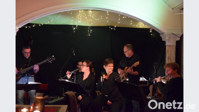 "Cabaloo in Aktion" beim Konzert im ehemaligen Restaurant der Stadthalle: Bernhard Helmstreit, Chris Schneider (leicht versteckt), Katja Ring, Monika Zintl, Christian Denz und Beate Neumann (von links). Bild: fla