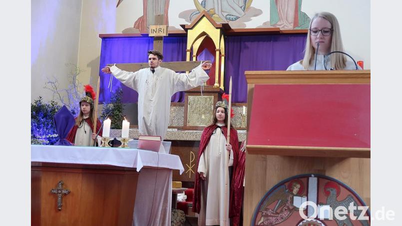 Anna Wildenauer (rechts) begleitete als Sprecherin die einzelnen Szenen und führte beim Passionsspiel zusammen mit Maximilian Heindl Regie. Bild: bsc