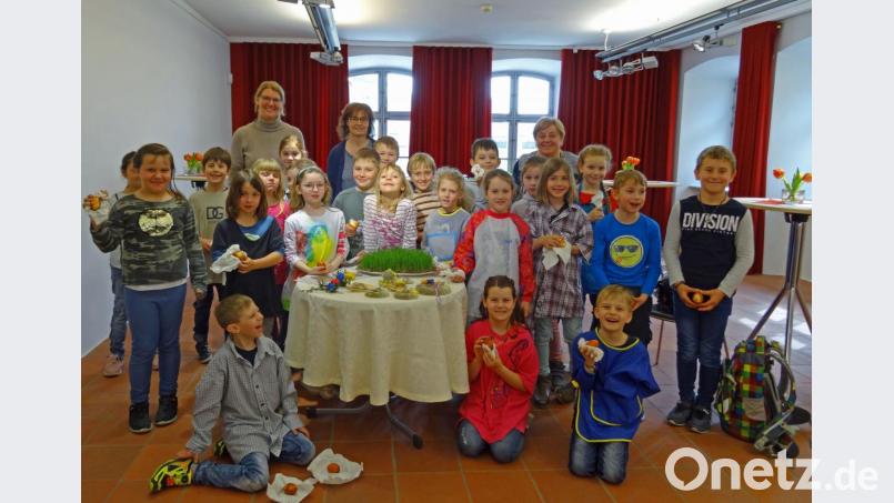 Die Schulklasse 2b der Marien-Grundschule Tirschenreuth mit Betreuerinnen (von links): Lehrerin Judith Gleißner, MQ-Kinderbeauftragte Erika Rahm und Ingrid Leser. Bild: exb