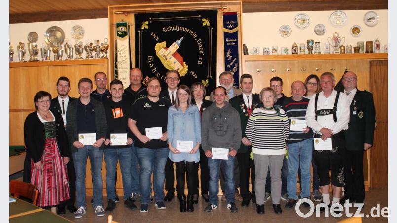 Treue Mitglieder des Schützenvereins „Linda“ wurden bei der Königsproklamation ausgezeichnet. Im Bild die Geehrten mit Vorsitzender Gabi Zintl (links), Bürgermeister Josef Schmidkonz (Achter von rechts) und dem stellvertretenden Gauschützenmeister Martin Dietz (rechts). Bild: Susanne Forster