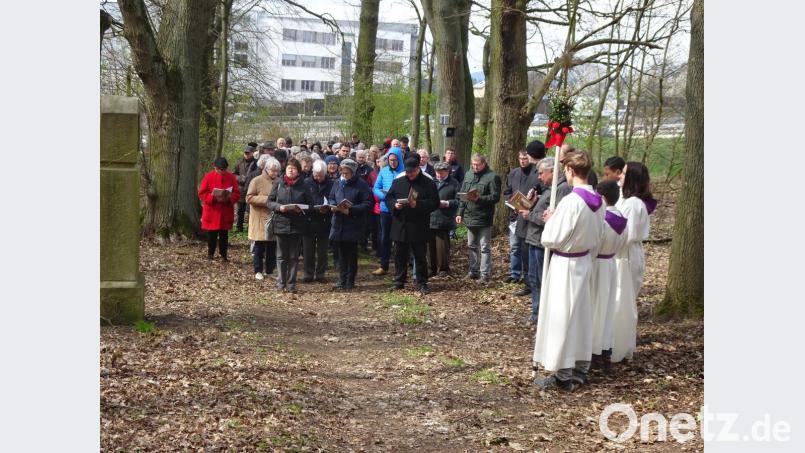 Zahlreiche Gläubige beteiligten sich am Kreuzweg. Bild: hm