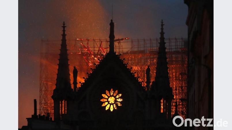 Flammen und Rauch steigen aus der Kathedrale Notre Dame auf. In der weltberühmten Kathedrale Notre-Dame in Paris ist ein verheerendes Feuer ausgebrochen. Bild: Thibault Camus/AP/dpa