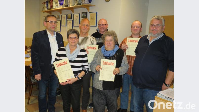 Vorsitzender Karl Götz (rechts) überreicht Urkunden und Nadeln. 2. Bürgermeister Konrad Adam (links) gratulierte den Jubilaren. Bild: adj