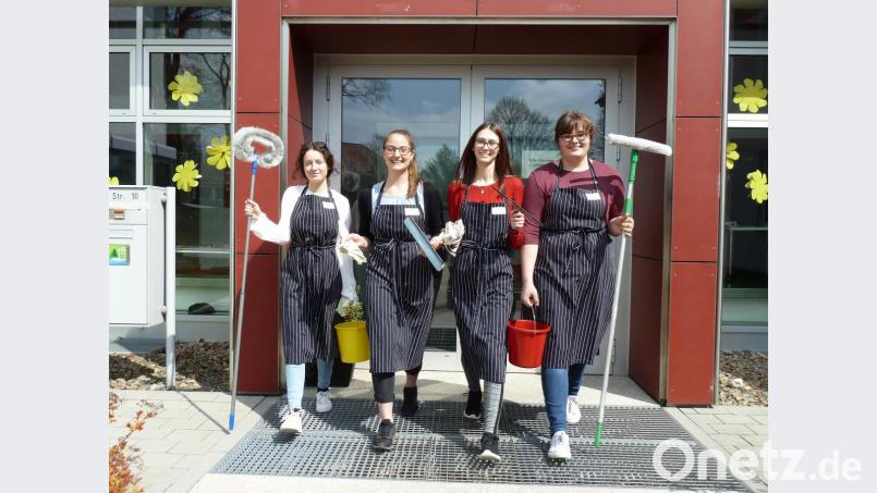 Diese vier Schülerinnen der Staatlichen Berufsfachschule „Ernährung und Versorgung“ in Oberviechtach haben Spaß beim Fensterputzen. Bei der dreijährigen Ausbildung steht auch die Praxis im Stundenplan. Bild: Portner
