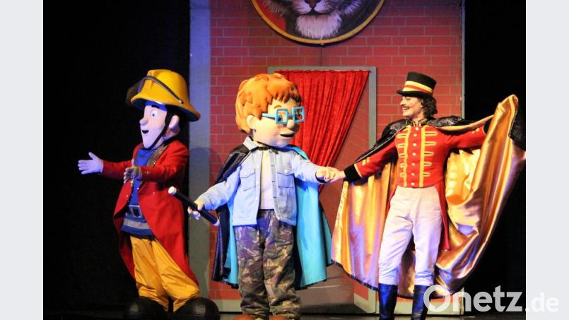 Das Zelt ist zwar verbrannt, aber dafür wird der Zirkus in die Feuerwache verlagert. Sogar Norman Price darf als Magier auftreten. Bild: Dagmar Williamson