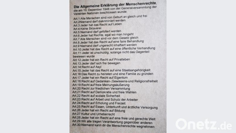 ...und auf der Rückseite der Postkarte für die Menschenrechte von Barbara Wilmers-Hillenbrand stehen die 30 Artikel aus der Allgemeinen Erklärung der Menschenrechte, in Kurzform zum Nachlesen - auch für Kinder. Bild: Thomas Dobler