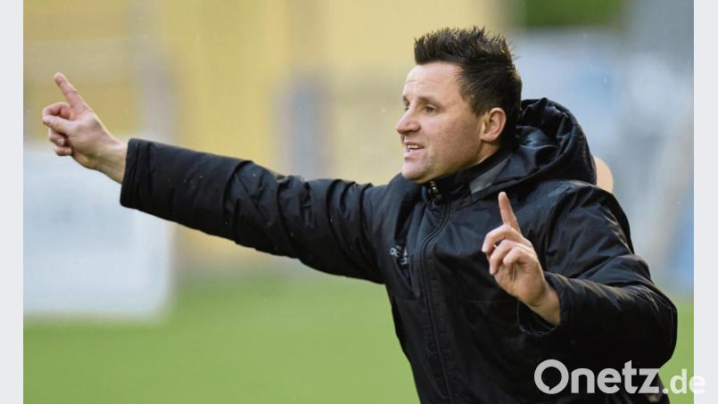 Kein Unbekannter dürfte für einige Spieler der SpVgg SV Weiden der Trainer des heutigen Gegners SV Neukirchen Hl. Blut sein. Trainierte Franz Koller die Max-Reger-Städter doch in der Saison 2016/17. Bild: Alfred Schwarzmeier