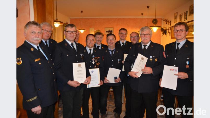 Eingebettet in den Festabend wurden Ehrungen für 25- und 40-jährige Dienstzeit sowie Ehrungen des Kreis- und bayerischen Landesfeuerwehrverbandes vorgenommen. Jürgen Kiener wurde für 25 Jahre sowie Michael Kiener und Karl Kiener für 40 Jahre ausgezeichnet. Das Ehrenkreuz des Kreisfeuerwehrverbandes wurde an Norbert Lehner und Andreas Uber verliehen. Für das herausragende Engagement erhielt Franz Grabinger das Ehrenkreuz in Silber des Landesverbandes und Anton Grabinger die Ehrenmedaille. Bild: ga