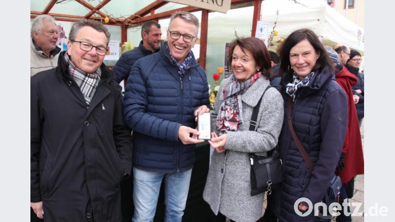 Gerlinde Lindner gewann eine Fairtrade-Schokolade, darüber freuten sich Bürgermeister Franz Stahl, Dr. Maximilian Schön und Doris Schön von Fairtrade. Bild: kro