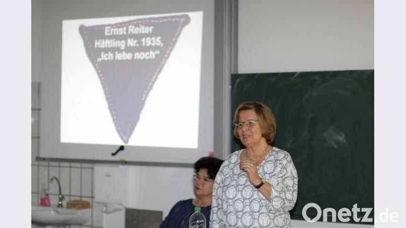 Esther Dürnberger (links) und Ingrid Portenschlager (rechts) informieren die Schüler. Bild: exb