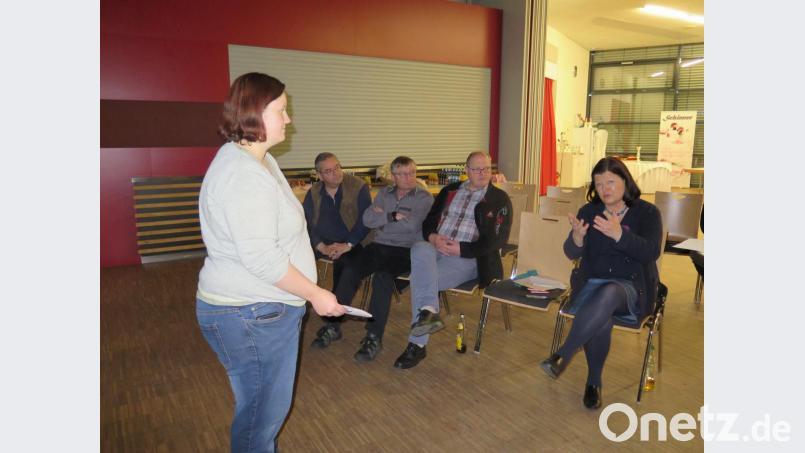 Christina Ponader (stehend) leitete beim Filmgespräch die Diskussion, an der sich auch Gerlinde Zölch, Reinhard Schön, Egon Giehl und Hans Stelzl beteiligten (sitzend von rechts). Bild: jzk