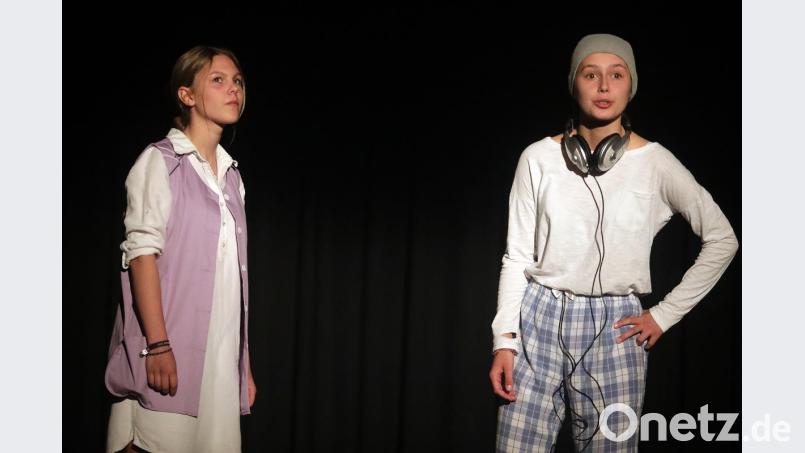 Die Theatergruppe der Dr.-Johanna-Decker-Schulen bringt &quot;Oskar und die Dame in Rosa&quot; auf die Bühne. Bild: Wolfgang Steinbacher