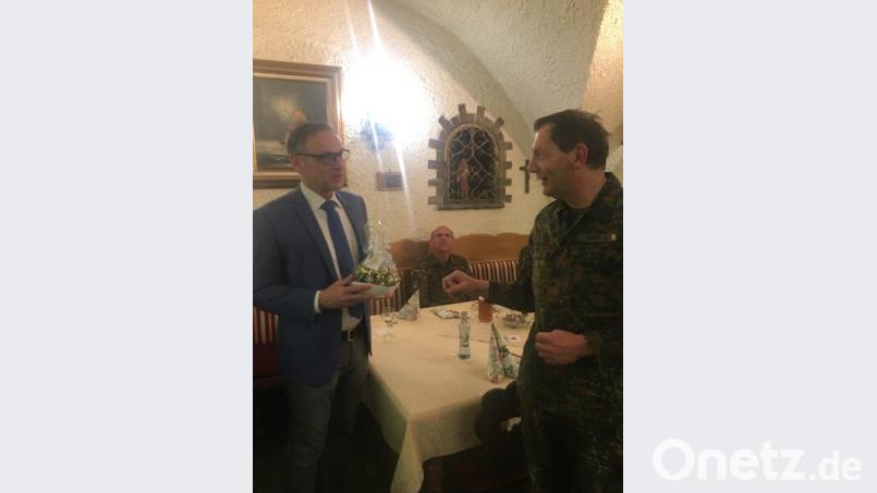 Im Bild Bernd Sommer (links) und rechts Kommandeur Oberst Johann Bauer. Bild: exb