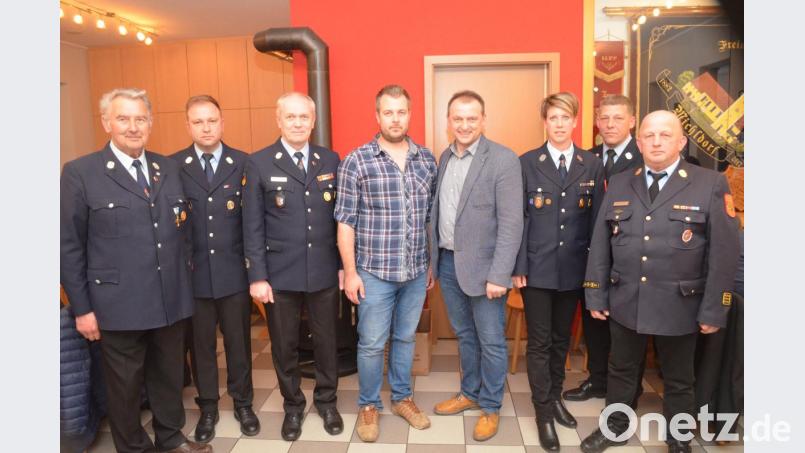 Neuer Kommandant ist Martin Reindl (Mitte). Er löst Harald Dirnberger (Dritter von links) ab, der das Amt 18 Jahre bekleidet hat Bild: fz