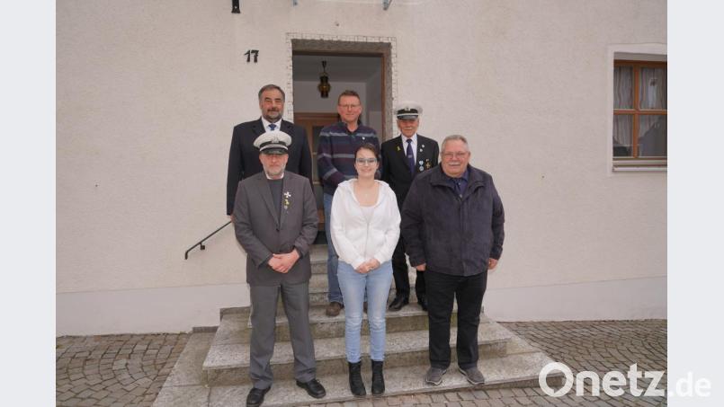 Nina Rittner (vorne, Mitte) ist die erste Frau bei der Krieger-, Soldaten- und Reservistenkameradschaft (KSR) 1884 Waldthurn. Albert Wüst (hinten, Mitte) ist 30 Jahre beim Soldatenbund. Bild: fvo