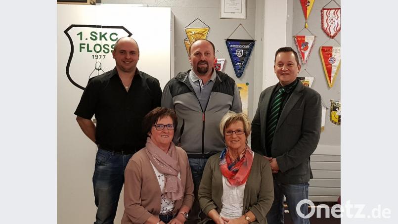 Die geehrten Kegler (sitzend, von links) Heidi Freier und Angela Kandler und (stehend, von links) Robert Rosenkranz, Mario Volkmer und Vorsitzender Andreas Stahl. Bild: le