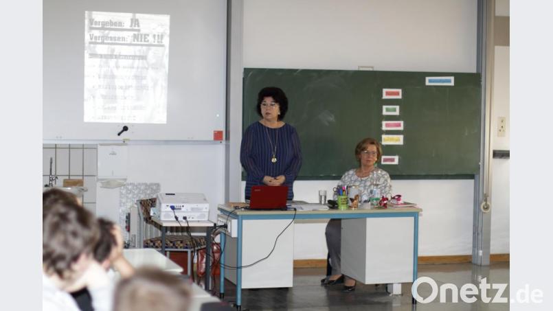 Esther Dürnberger (links) und Ingrid Portenschlager (rechts) informieren die Schüler. Bild: exb