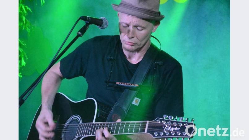 Pete Hoven: Ein Mann mit Gitarre, der ab und zu auch auf Bluesharp und Didgeridoo zurückgreift. Bild: Kunz