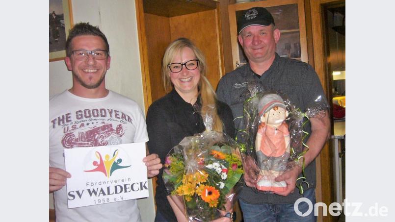 Blumenstrauß-Übergabe an Susann durch Stefan Kuchenreuther (links) und Markus Schupfner. Bild: hl