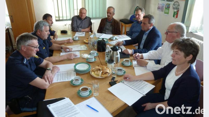 Erster Polizeihauptkommissar Robert Feuerer (Zweiter von links) informierte zusammen mit den Polizeihauptkommissaren Georg Pfannenstein (links) und Karl-Heinz Senft über die Kriminalstatistik 2018. Die Bürgermeister Sonja Meier (Winklarn, von rechts), Heinz Weigl (Oberviechtach), Norbert Eckl (Teunz), Martin Prey (Niedermurach) und Hubert Zwack (Gleiritsch) sowie VG-Chef Anton Brand freuten sich über weniger Straftaten als in 2017. Bild: Portner