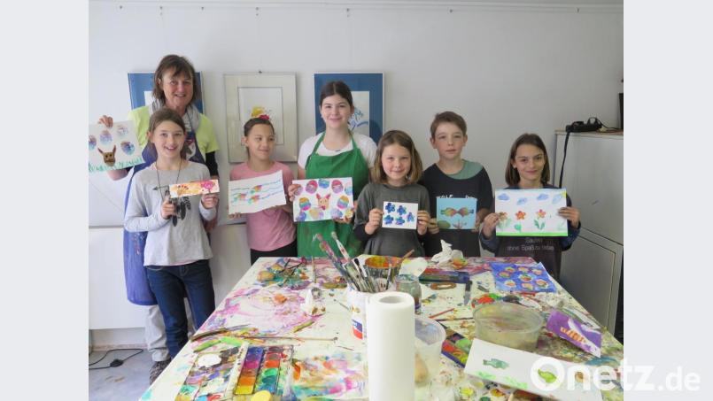 Susanne Vonhoff (hinten links) lobte die Kinder für ihre schönen Kartoffeldrucke. Bild: jzk