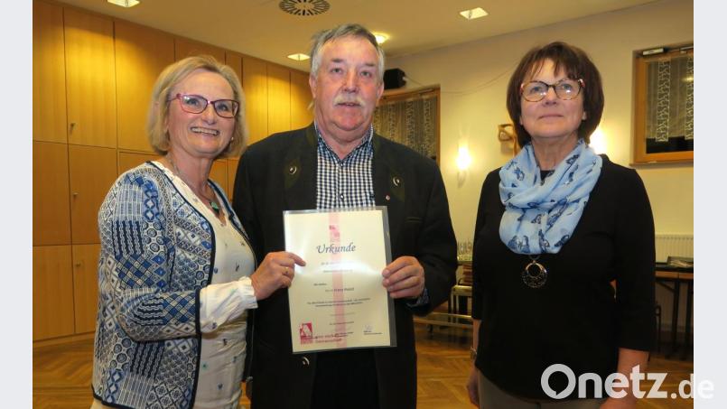 Diözesansekretärin Christa Mösbauer (links) verlieh dem scheidenden Kreisvorsitzenden Franz Pointl (Mitte) die rote Ehrennadel des KAB-Diözesanverbandes. Rechts die neue Kreisvorsitzende Doris Wein-Deml. Bild: Hirsch