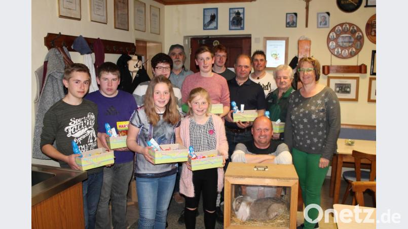 Die Gewinner des Osterschießens freuen sich über ihre Preise. Bild: exb