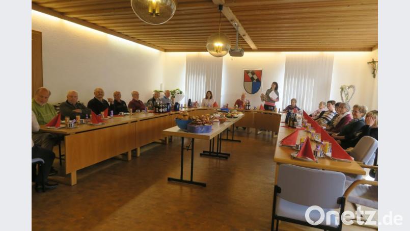Die Initiatoren und Helfer der Nachbarschaftshelfer ließen sich das Osterfrühstück im Rathaussaal schmecken. Bild: ua