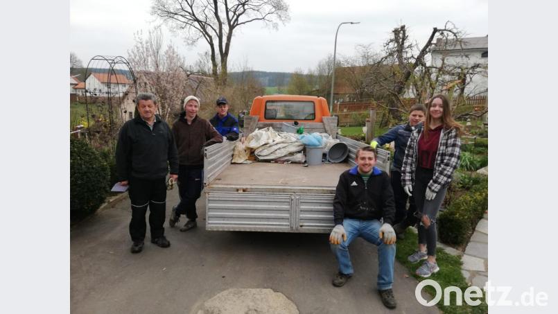 Nach dem Beispiel von Greta Thunberg säuberte die KLJB Tröbes die Landschaft von Unrat. Bild: gi