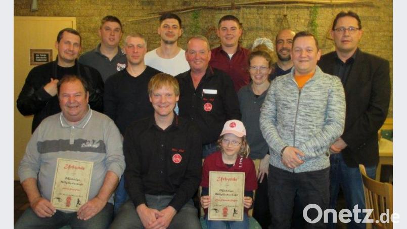 Die Geehrten Josef Putz (sitzend, links ) und Franziska Helgert (sitzend, rechts) werden vom wiedergewählten Vorstand umrahmt. Vorsitzender ist weiterhin Gerald Bublat (sitzend, Zweiter von links). Bild: le