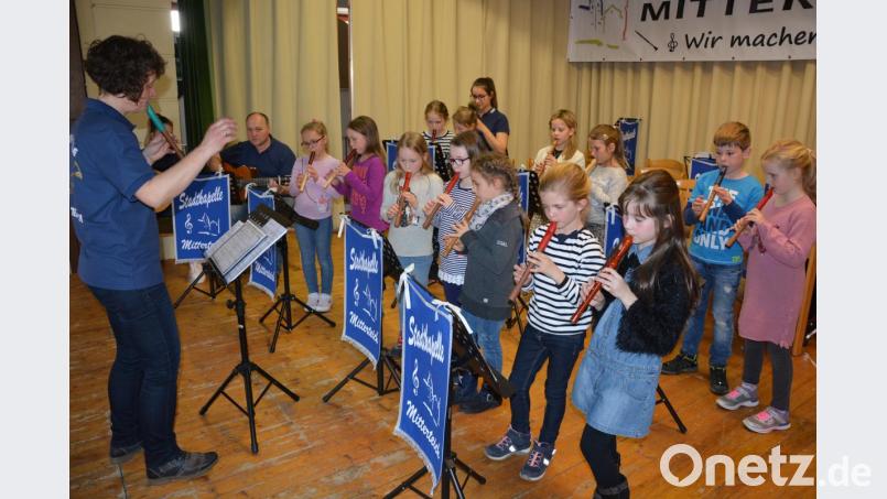 Die Blockflötengruppe ist eine feste Größe in der Nachwuchsarbeit der Mitterteicher Stadtkapelle. Unter dem Dirigat von Christa Hinz zeigte sie vor großem Publikum ihr erlerntes Können. Bild: jr