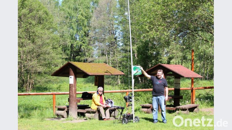 Karl Dorner und Manfred Meier (rechts) an der tschechischen Station in Bystrina. Bild: Felilx Saalfrank/exb
