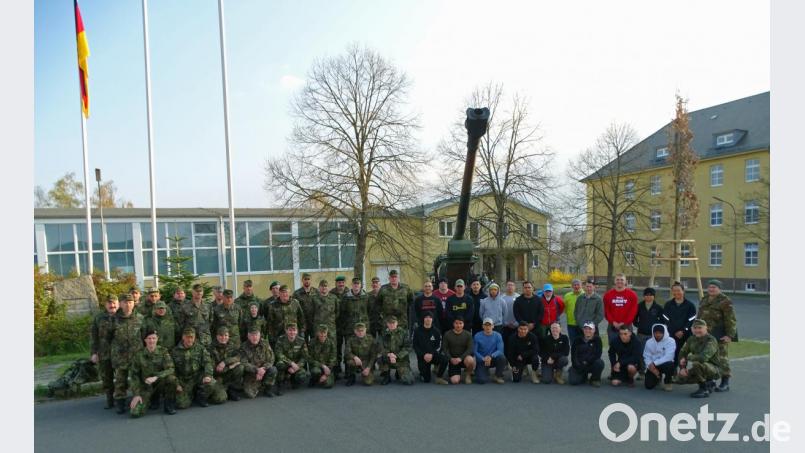 Die Teilnehmer des Leistungsmarschs vom Reservistenkreisverband Oberpfalz Nord und das Funktionspersonal vor der Haubitze in der Ostmark-Kaserne. Die Mitmarschierer der US-Army in Zivilkleidung. Bild: Dobmeier